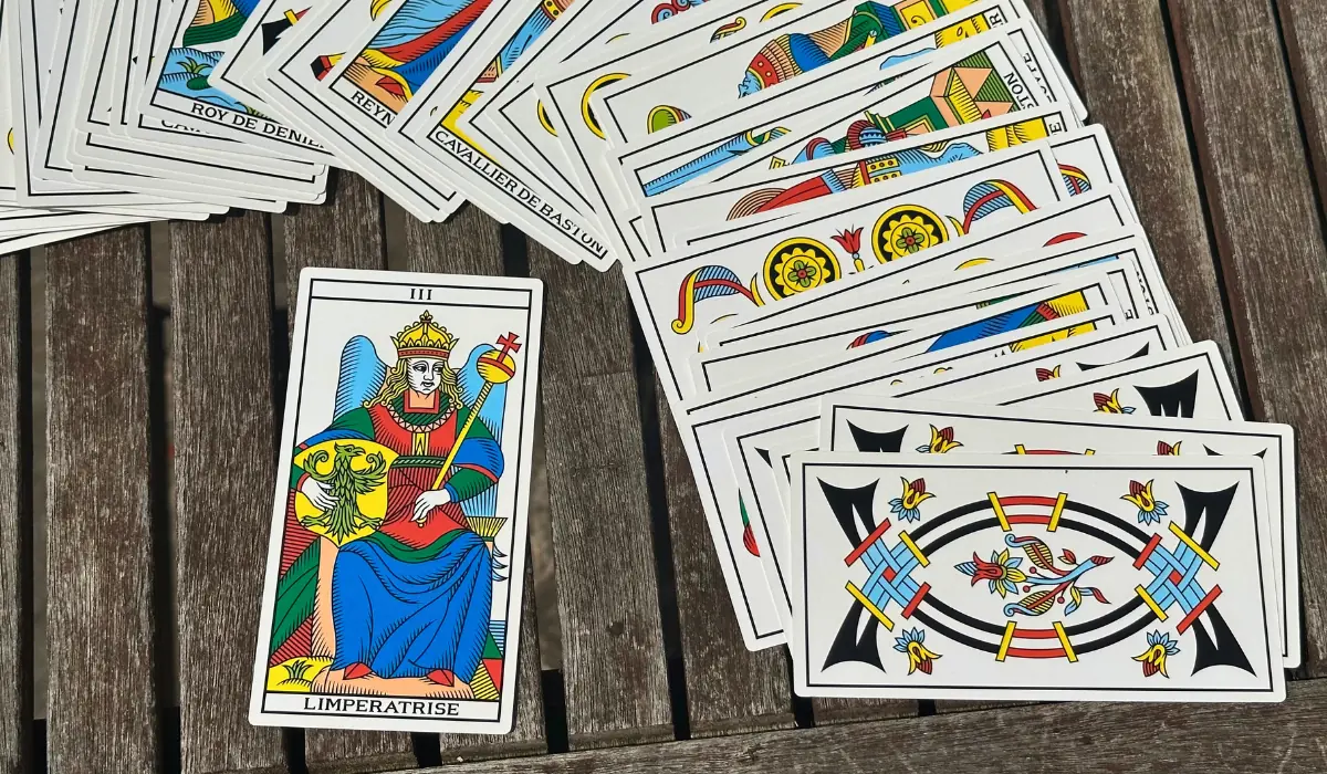 La carte de l'Impératrice posé sur une table