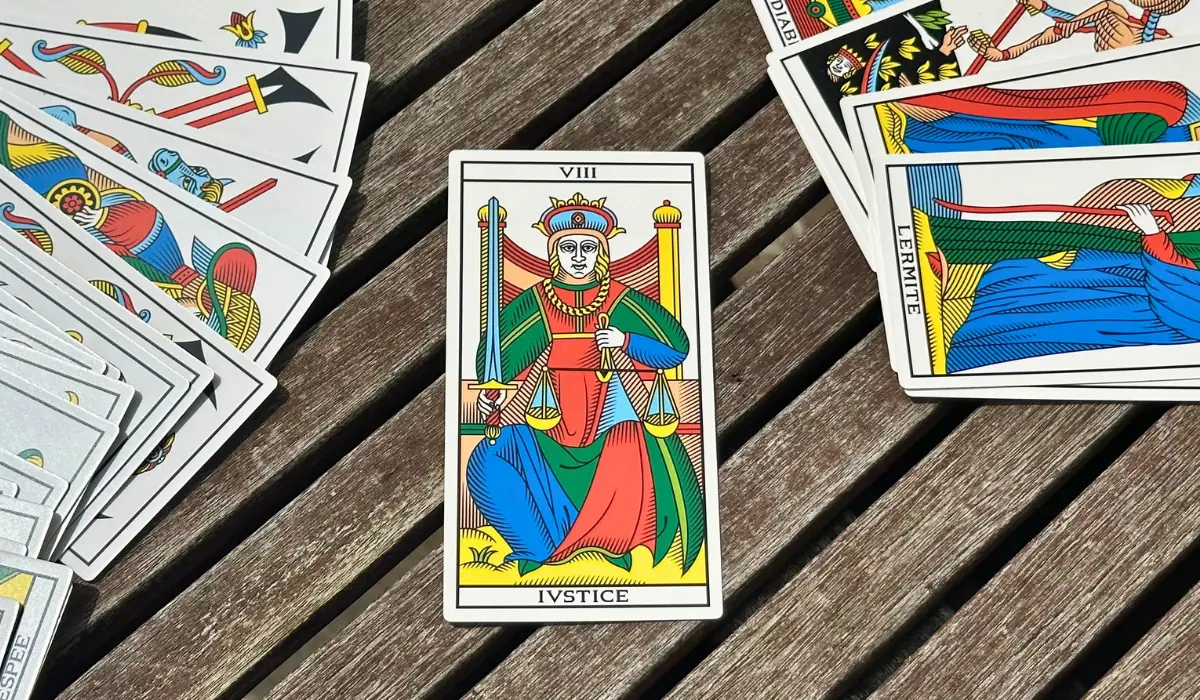 L'arcane de la Justice posé sur une table