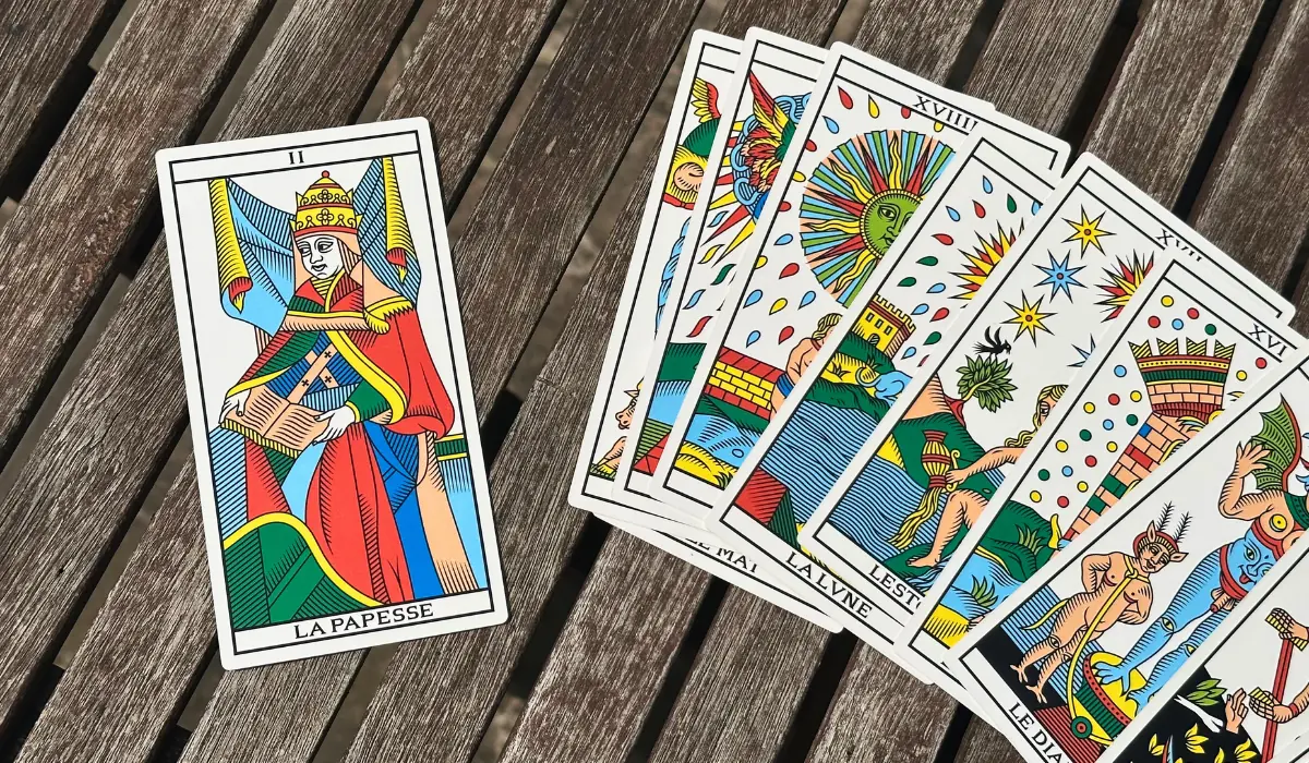 Arcane de la Papesse, posé sur une table