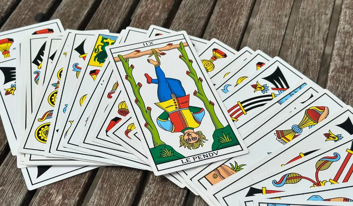 L'arcane du Pendu posé sur une table