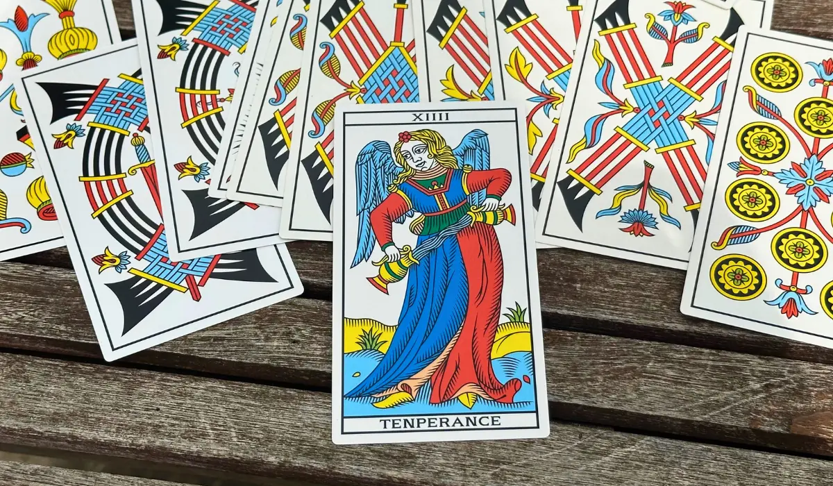 L'arcane de la Tempérance posé sur une table