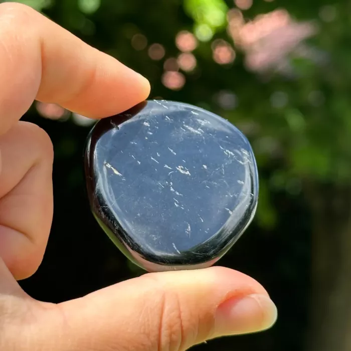 Tourmaline plate entre les doigts