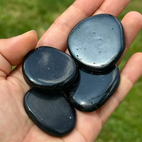 Tourmaline plate dans une main