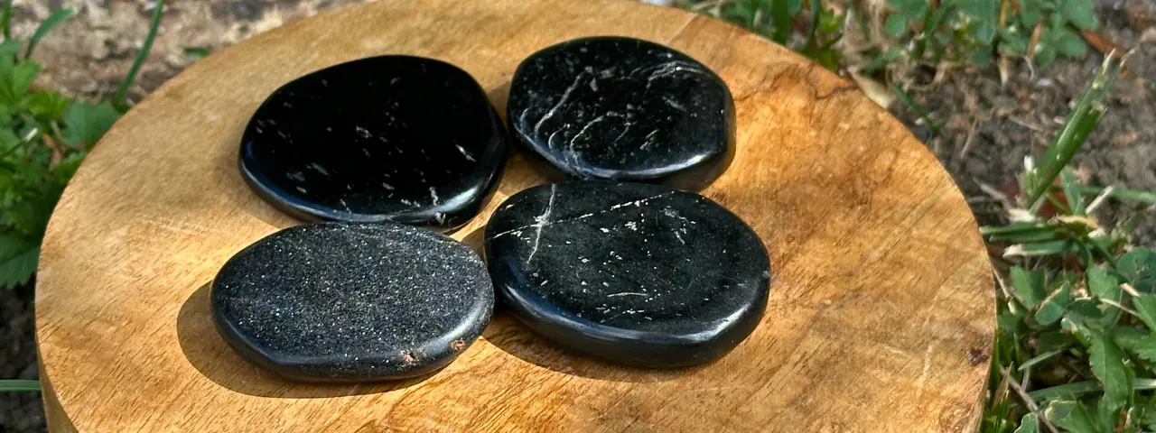 Tourmaline plate sur un plateau