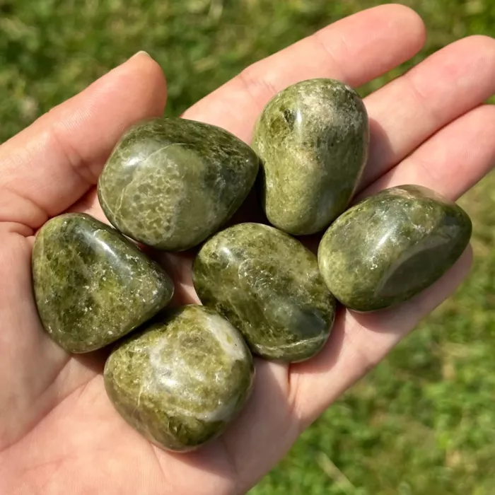 Vésuvianite roulée dans une main