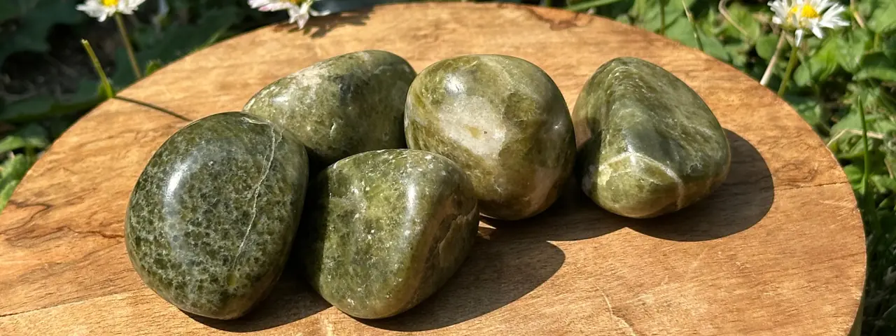 Vésuvianite roulée sur une plaque de bois