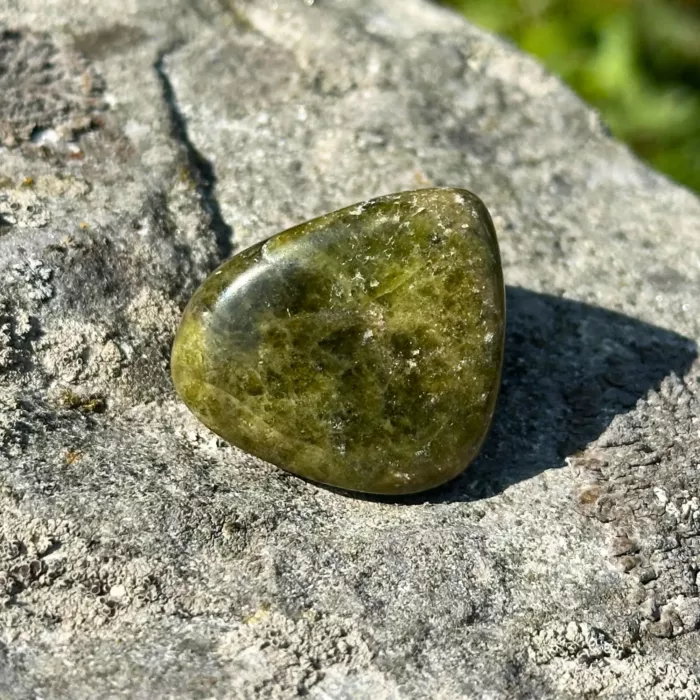 Vésuvianite roulée sur un rocher