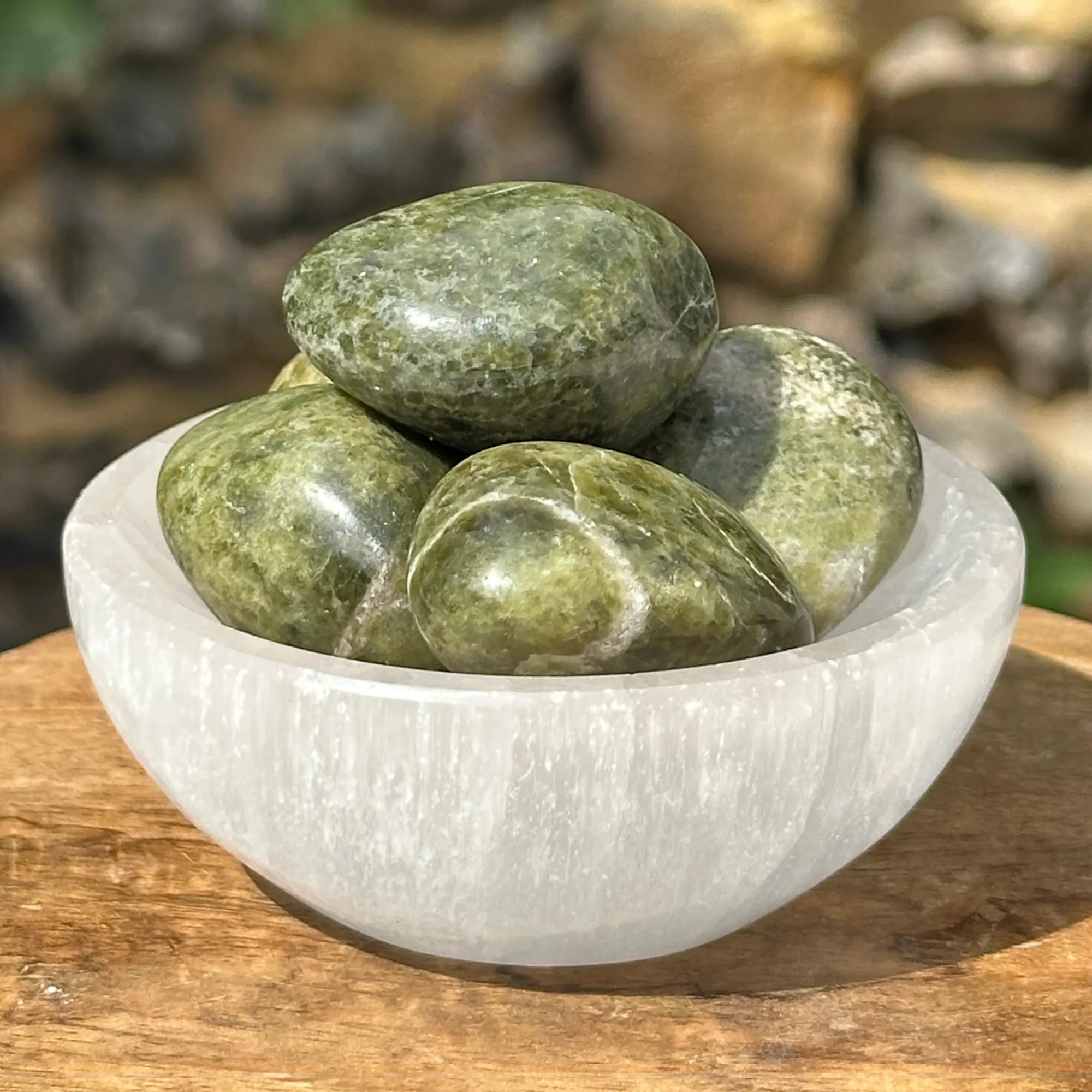 vésuvianite roulée dans un bol
