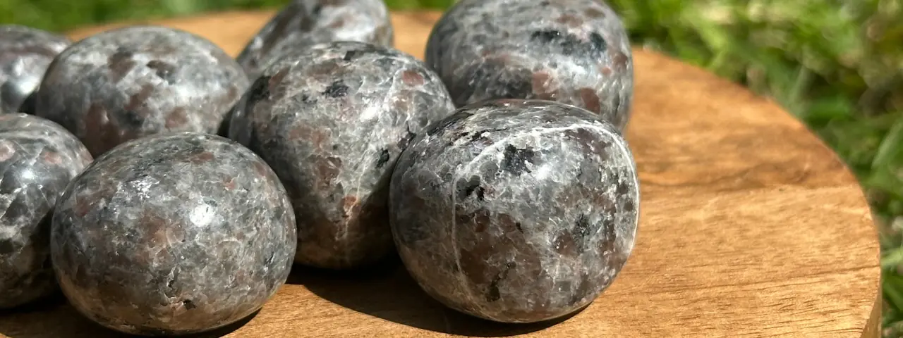 Yooperlite sur un bloc de bois