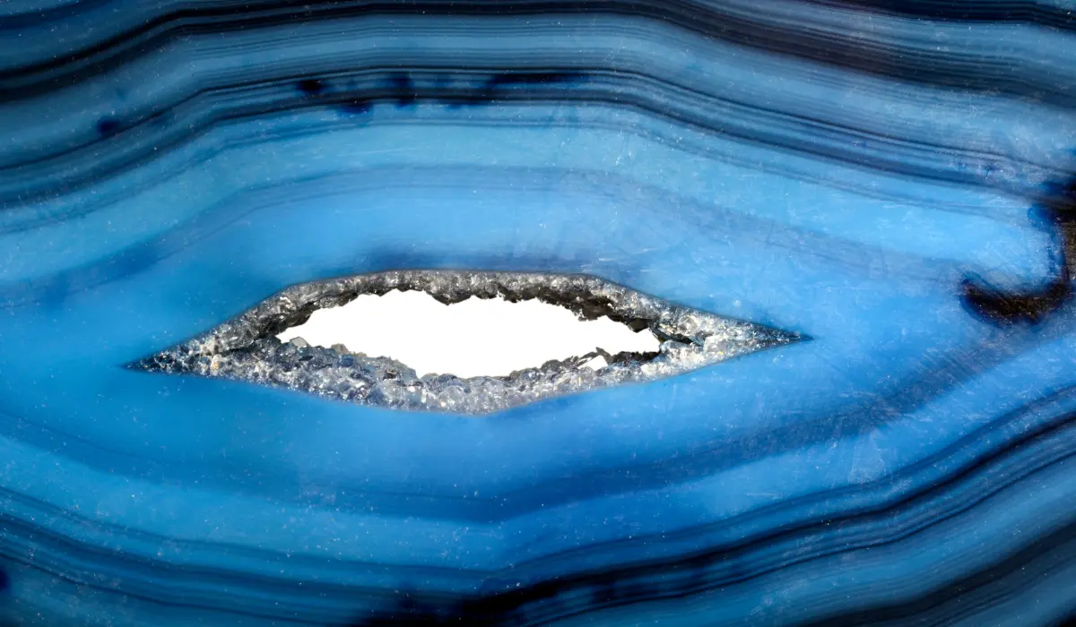 tranche d'agate bleue en gros plan