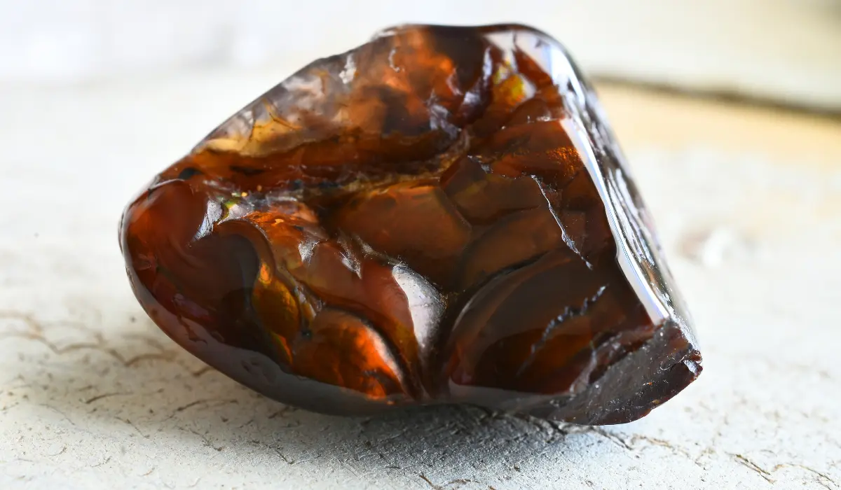 Agate feu brute posée sur la moquete