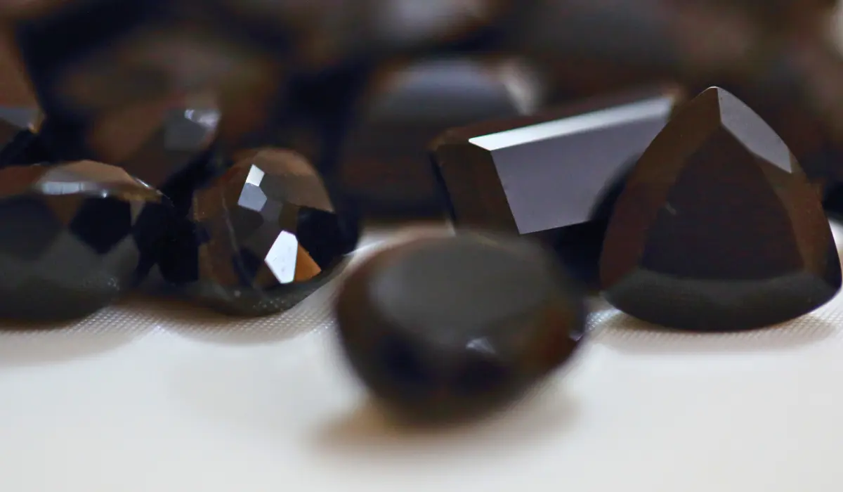 Agate noire taillée