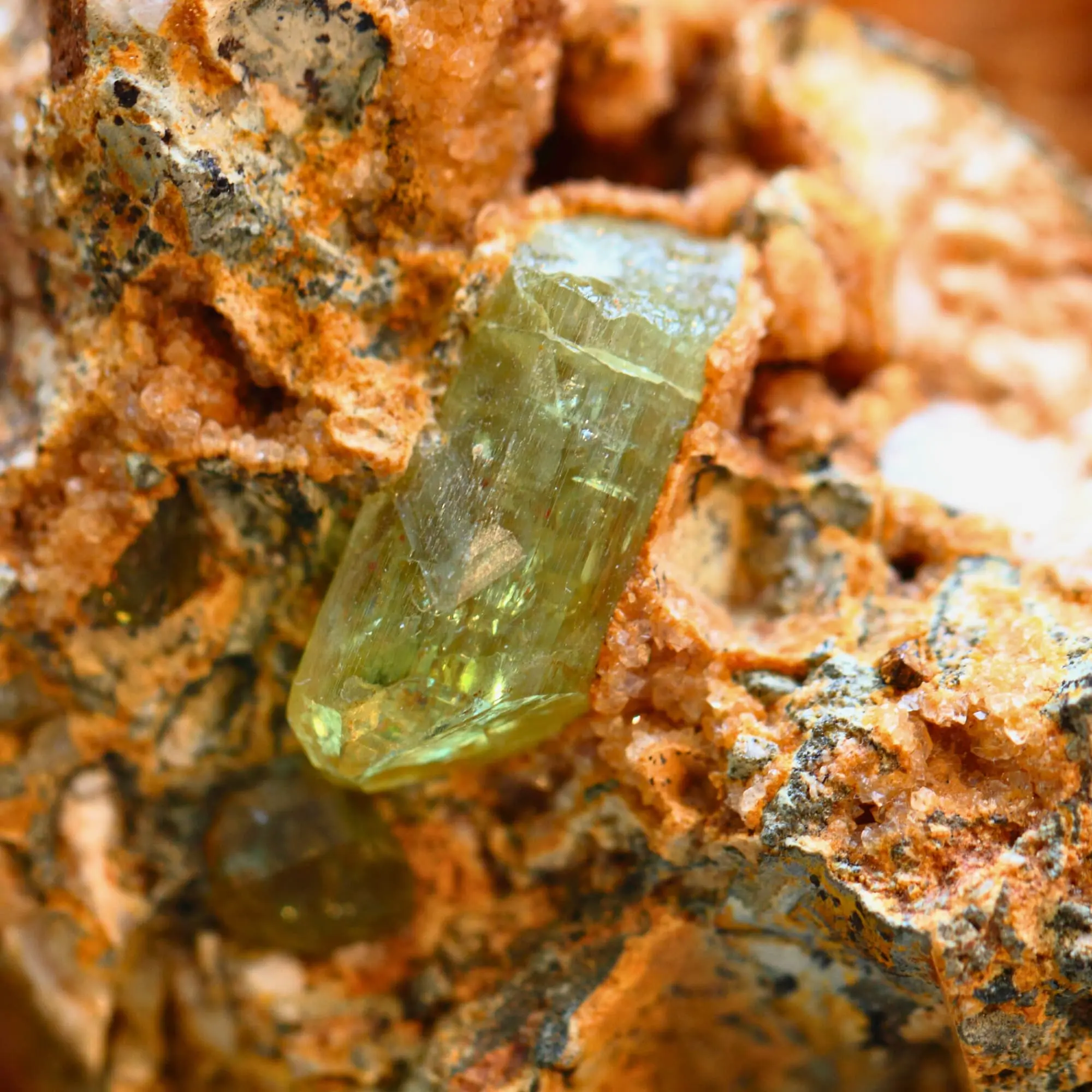 apatite jaune dans une pierre