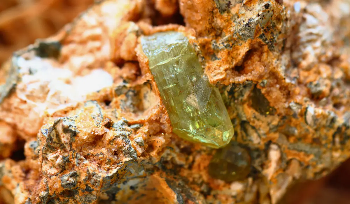 apatite jaune dans une pierre