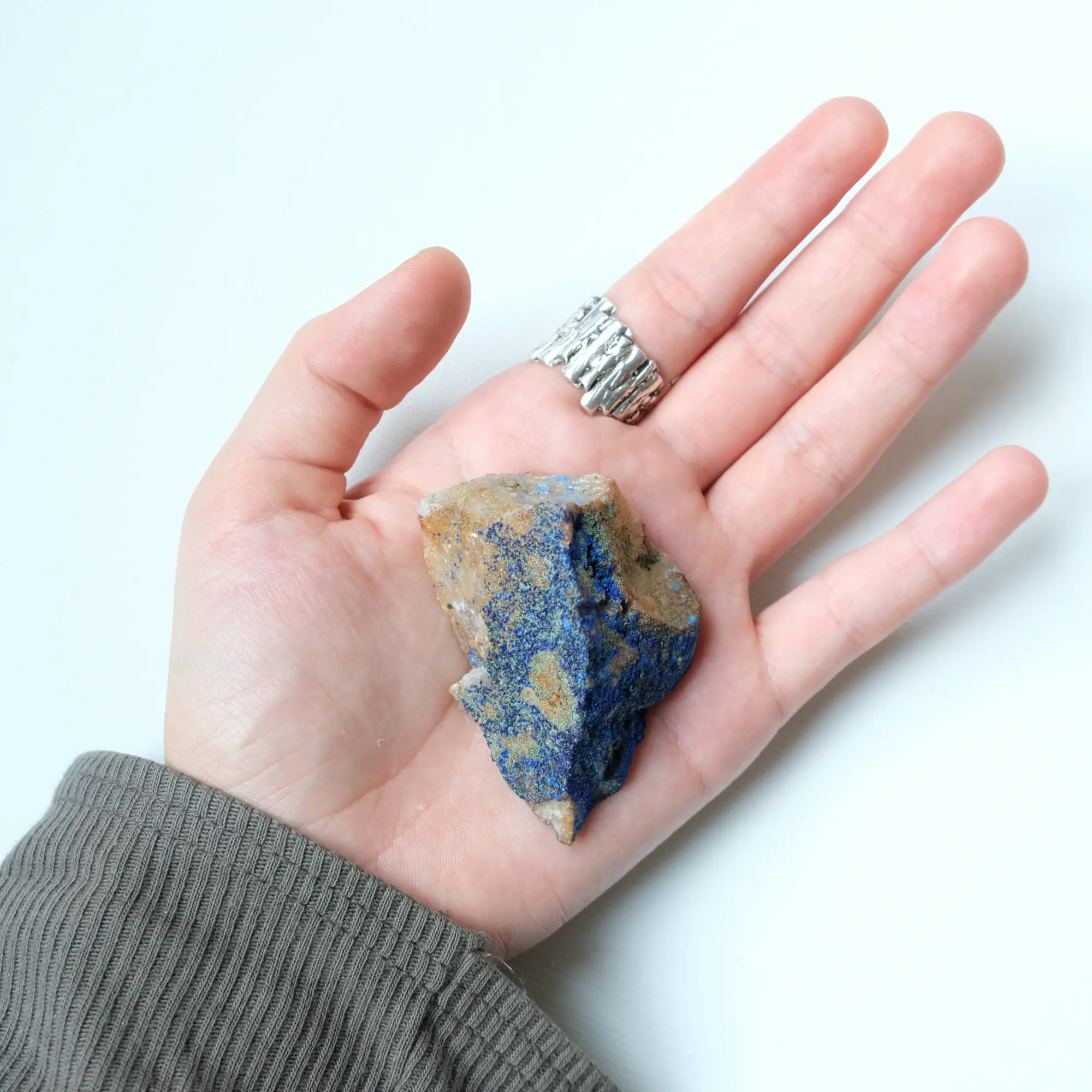 Azurite tenue dans la main