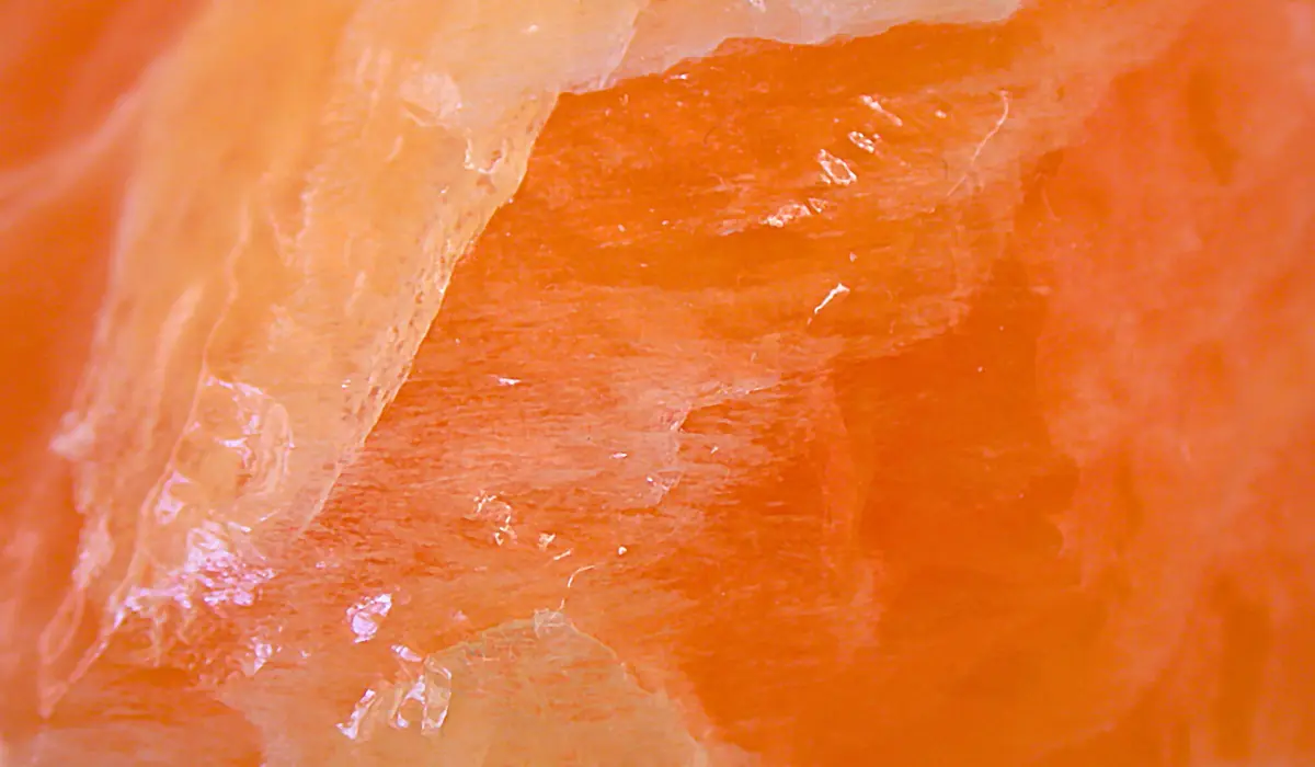 calcite orange en très très gros plan