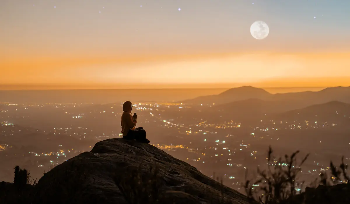 jeune femme priant lors de la pleine lune