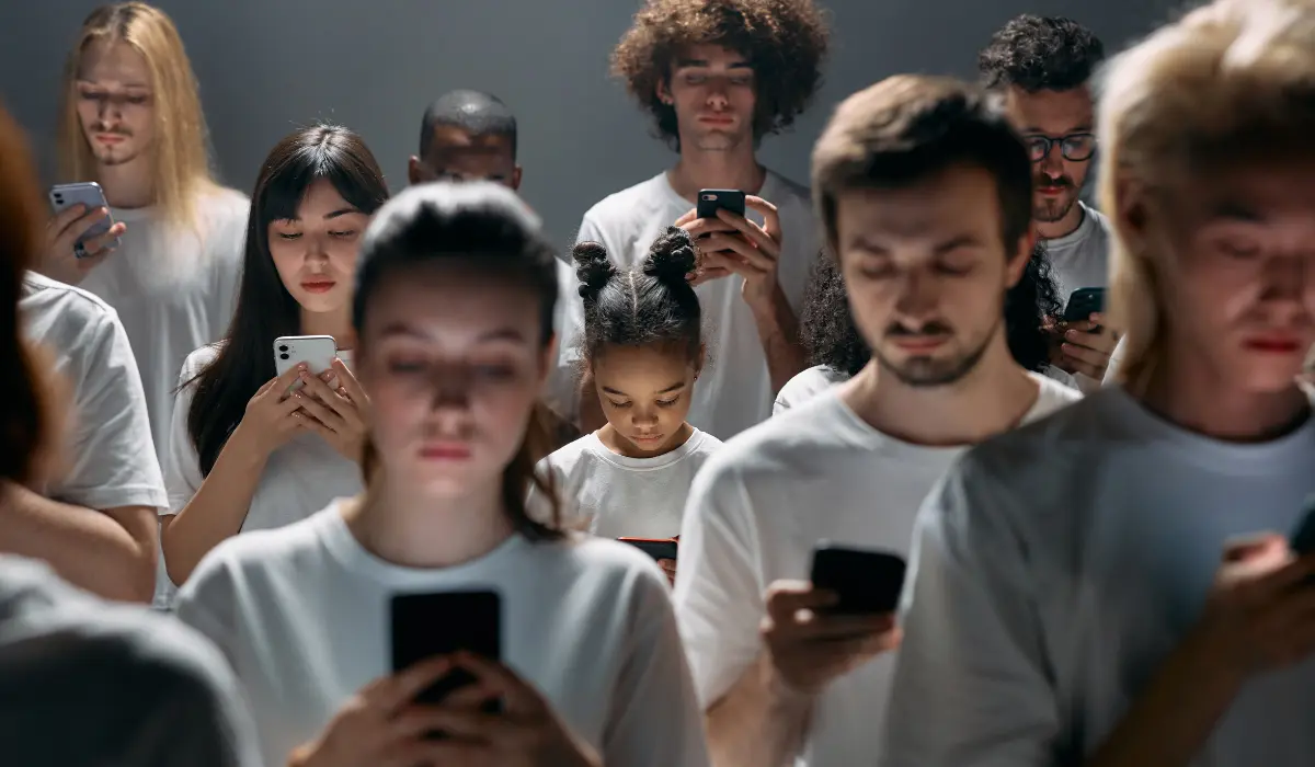 Plusieurs personnes scotchées à leurs smartphones
