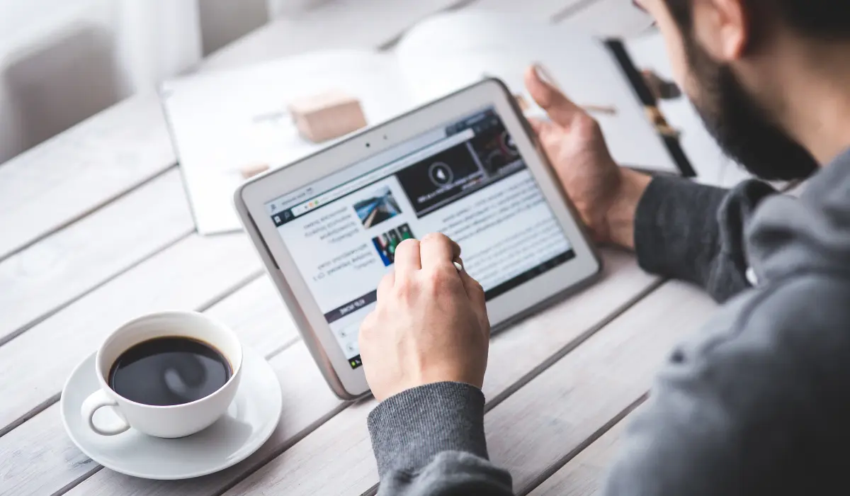 Homme et sa tablette numérique