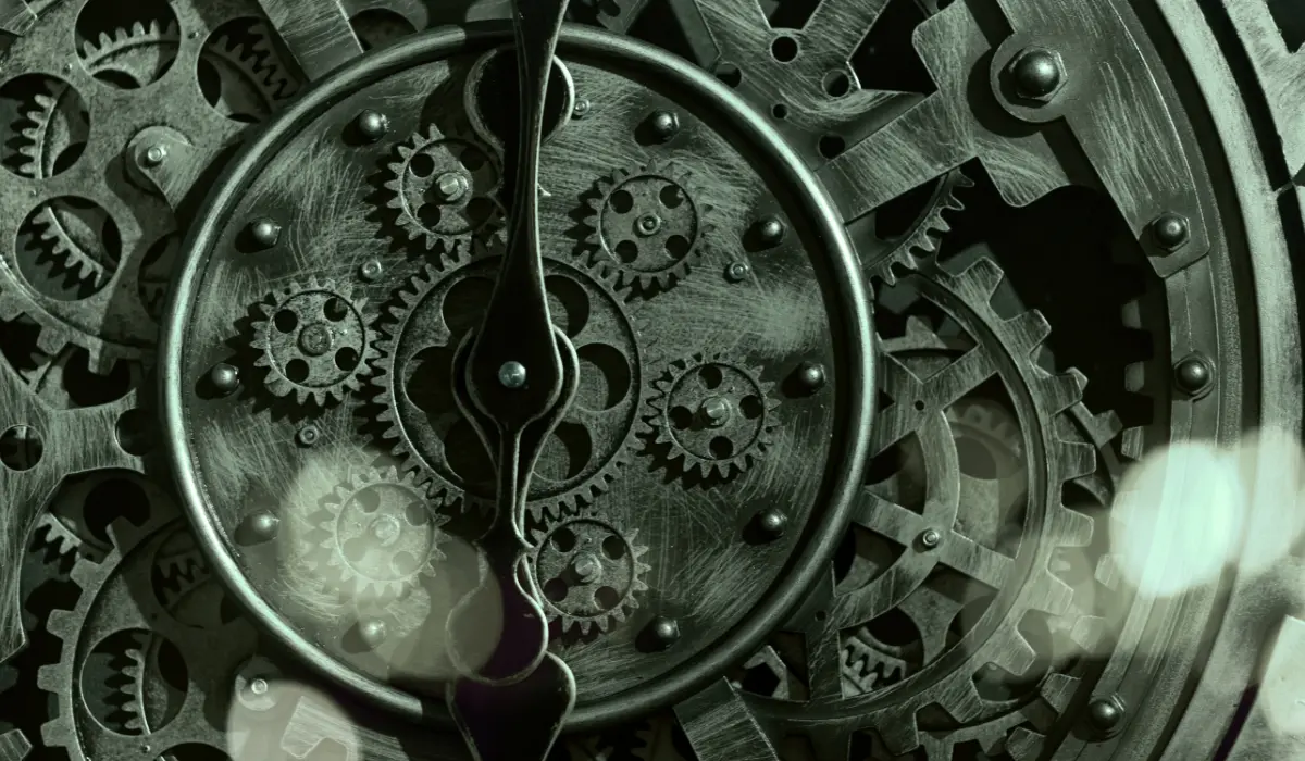 Mécanisme d'une horloge en gros plan, vue artistique