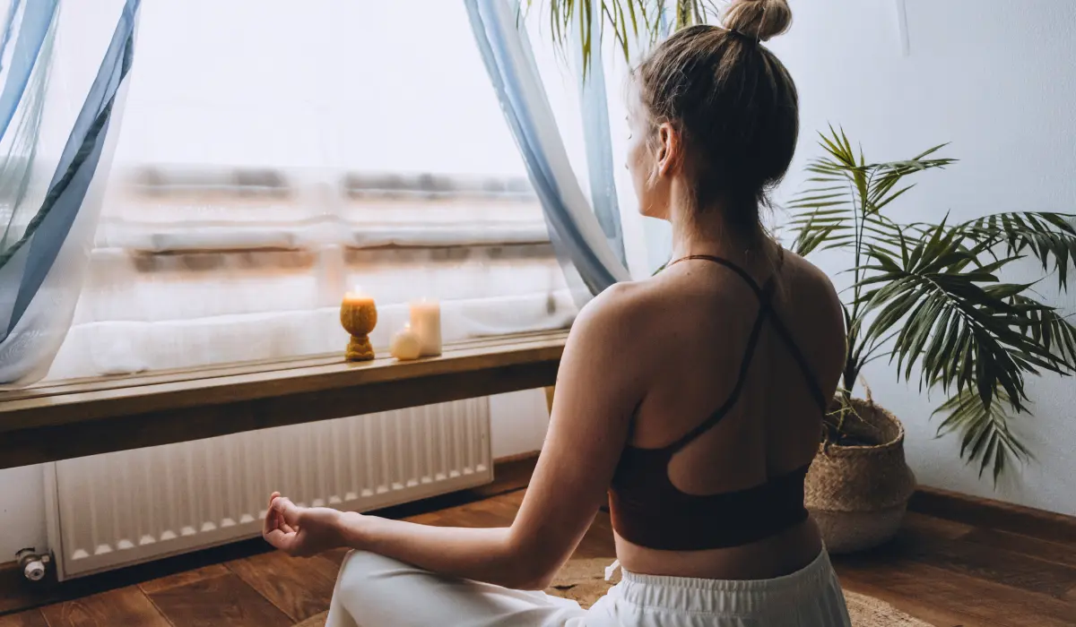Jeune femme en méditation, illustrant la volonté de l'âme lié à 19