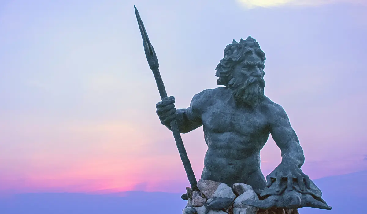 Neptune, statue devant la mer. Liée à 20.