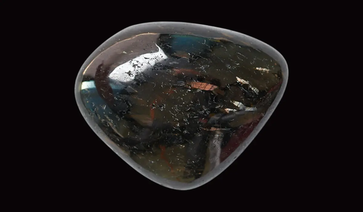 Une pierre polie de nuummite