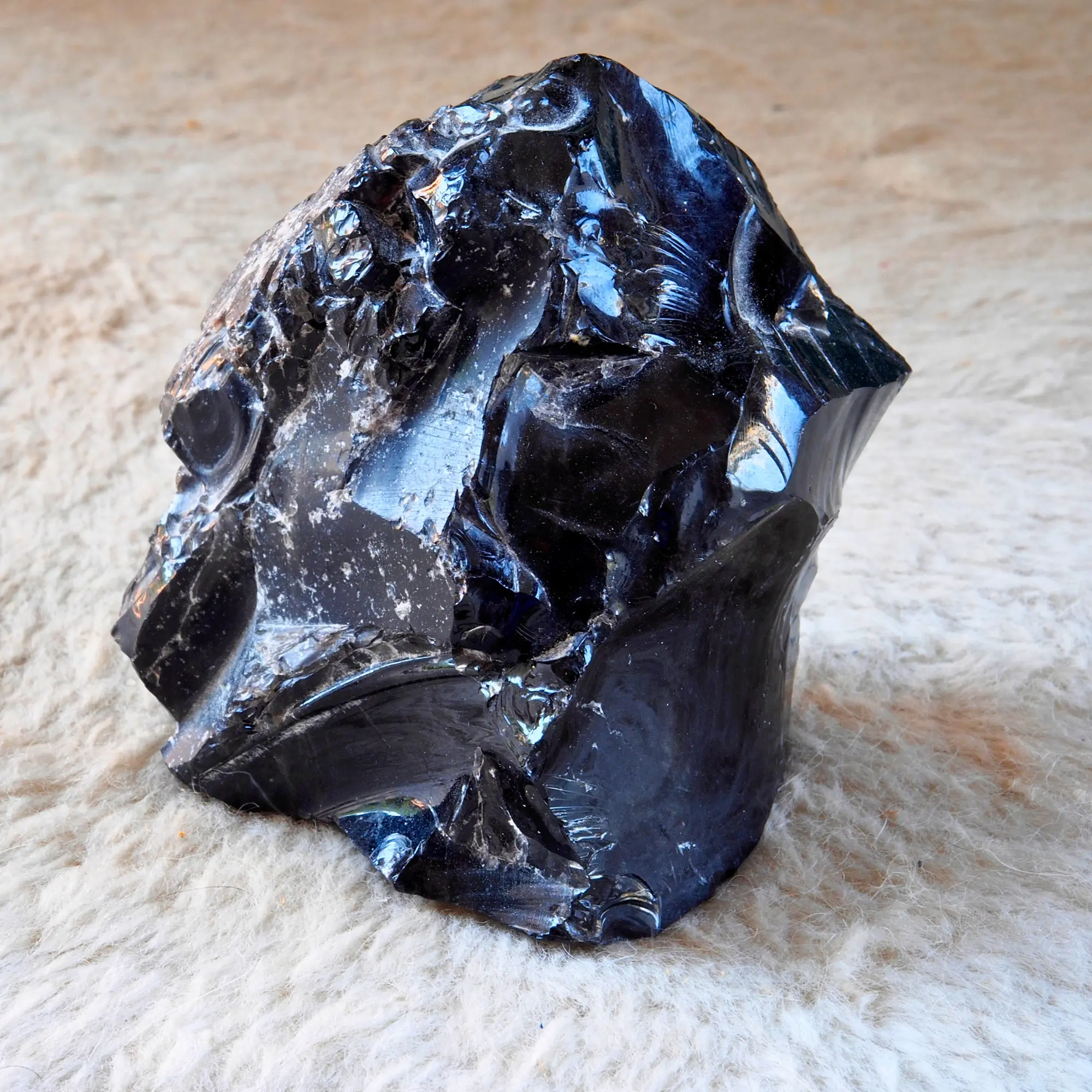 obsidienne dorée posée sur un tapis