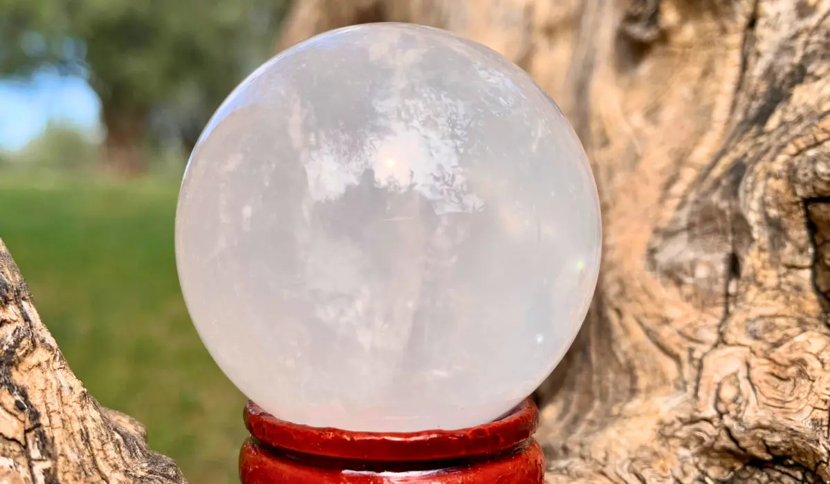 Sphère en quartz laiteux