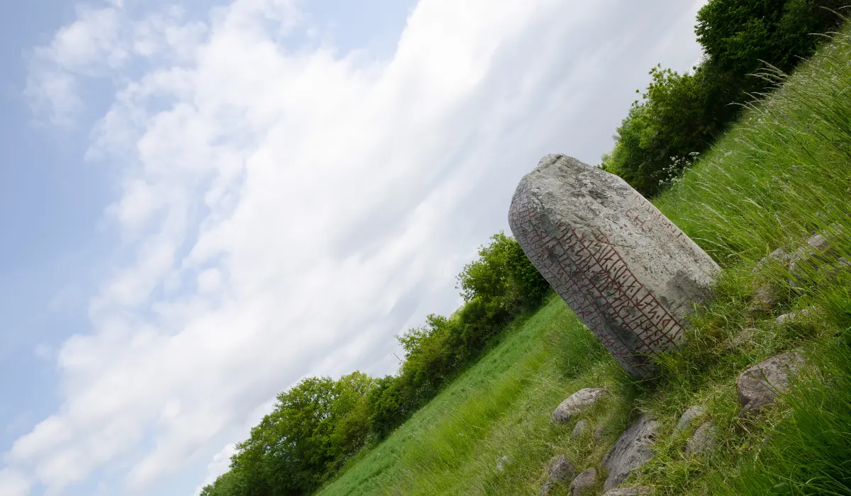 Rune sur un rocher très ancien, dans un champs