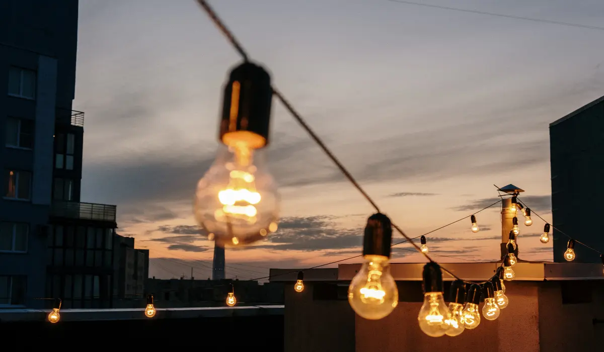 Ribambelle de lampes sur un toit terrasse au soir venu