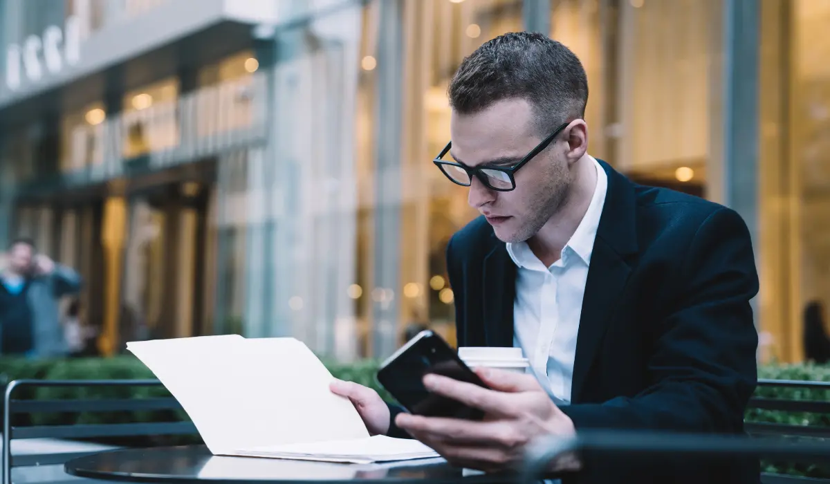 Un homme multitâche dans son travail