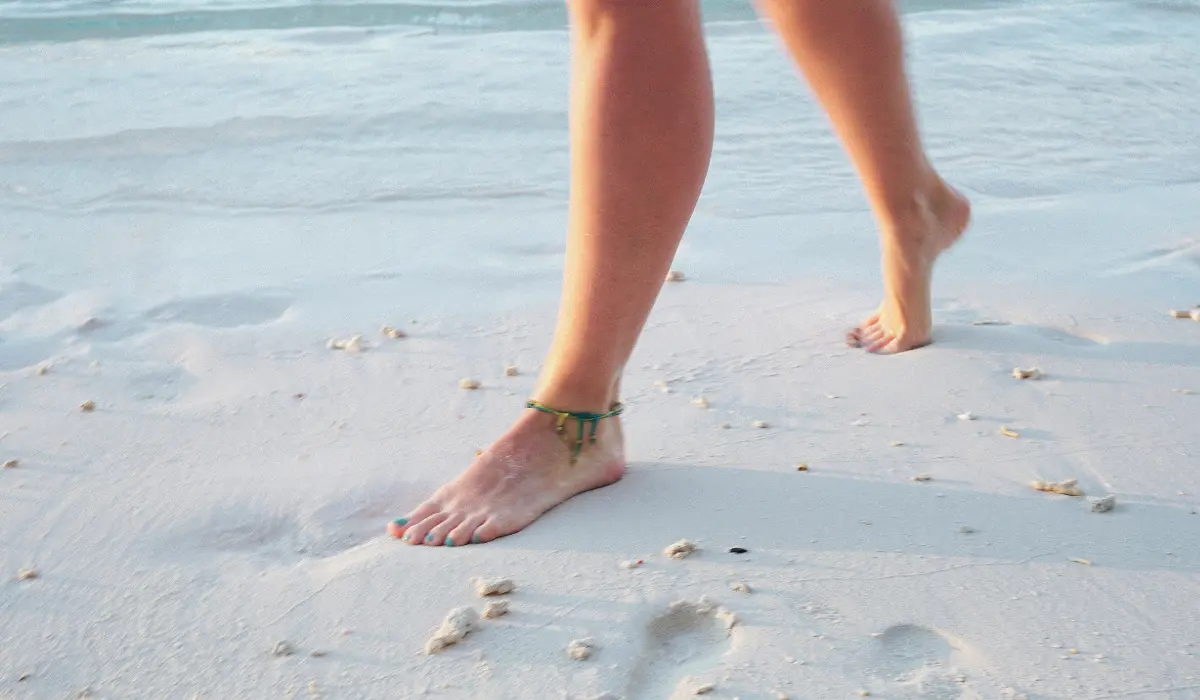 Loin du multitâche, jeune femme marchant sur le sable
