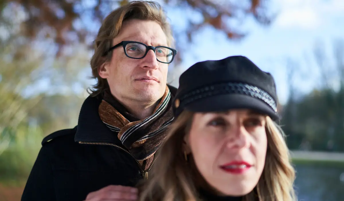 Couple acceptant le silence dans leur relation