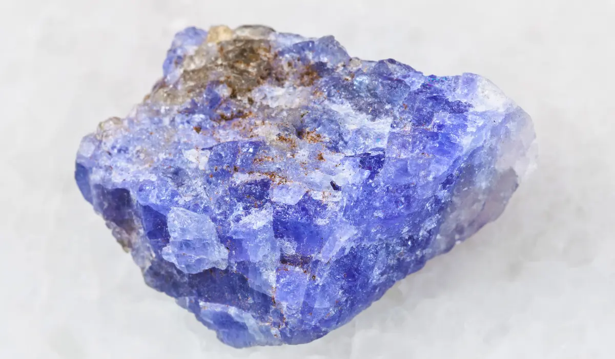 Tanzanite brute posée sur un drap blanc