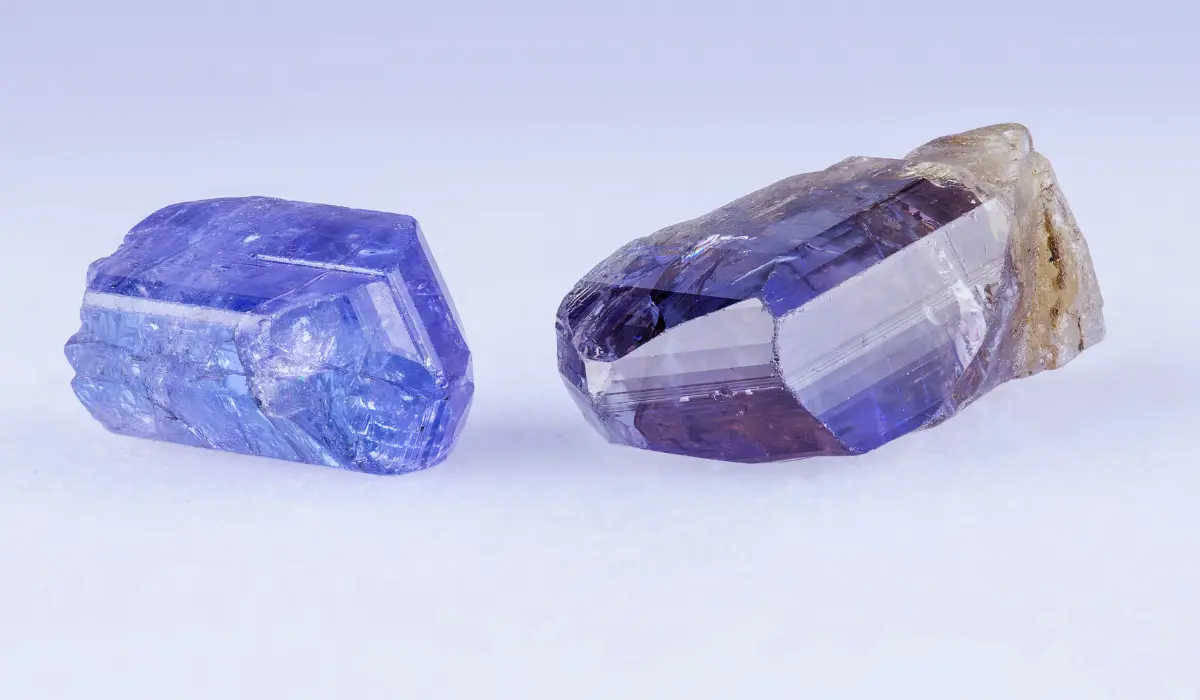 Deux morceaux de tanzanite brute