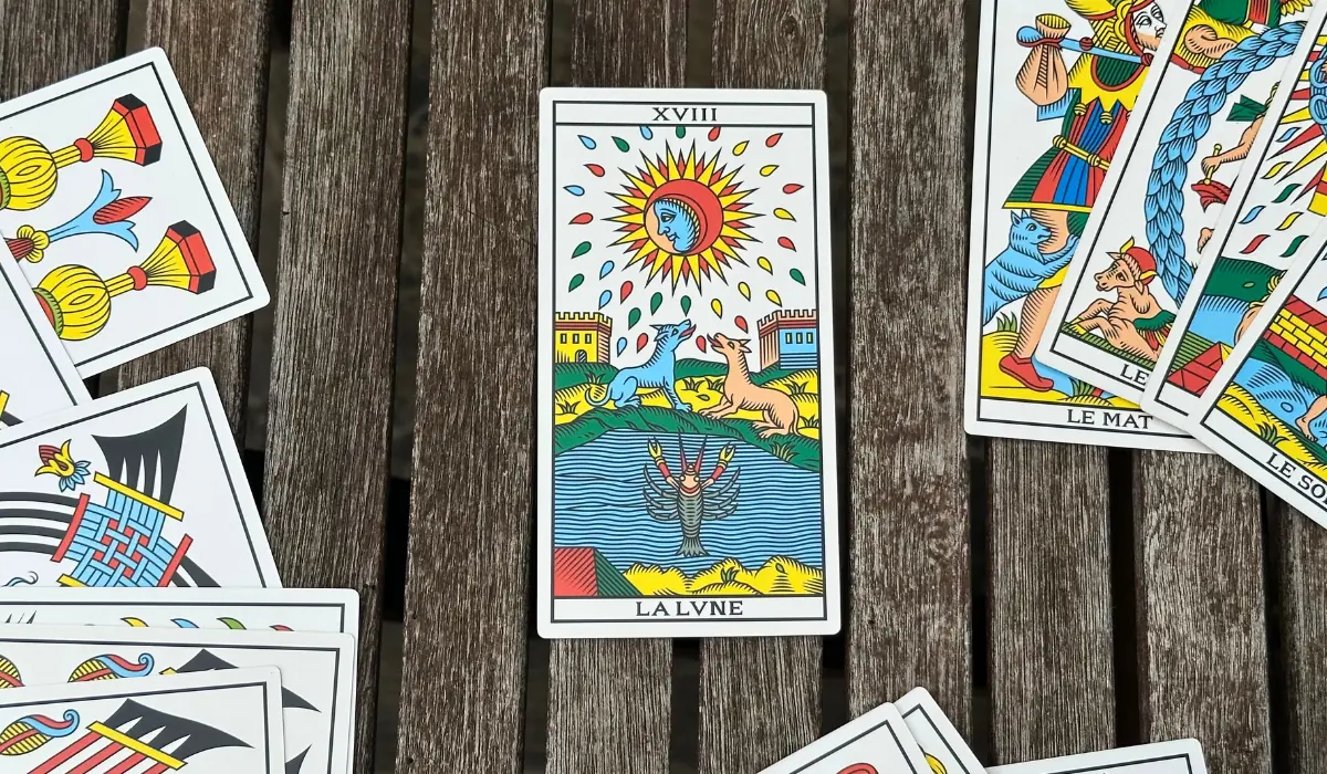 L'arcane de la Lune posé sur une table