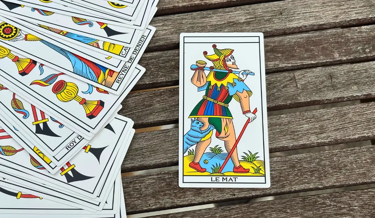 L'arcane du Mat posé sur une table