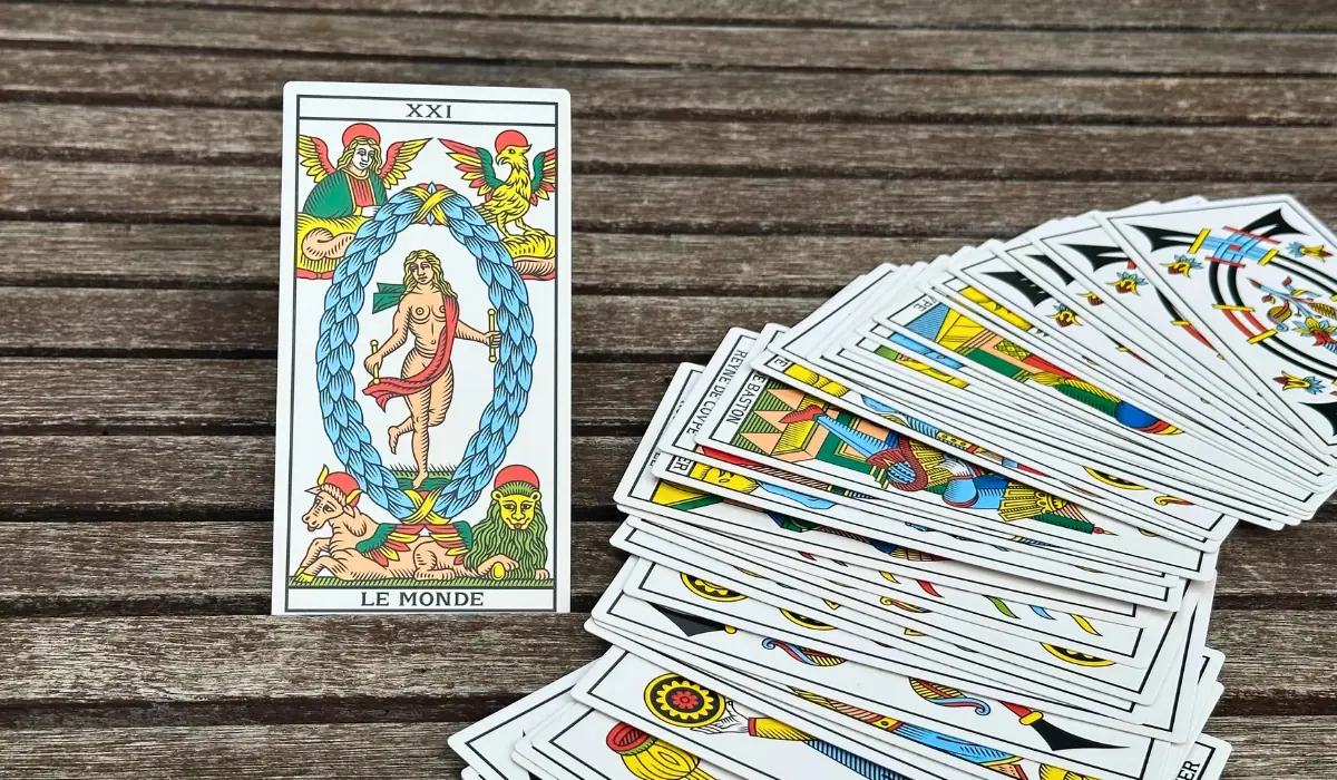 L'arcane du Monde posé sur une table