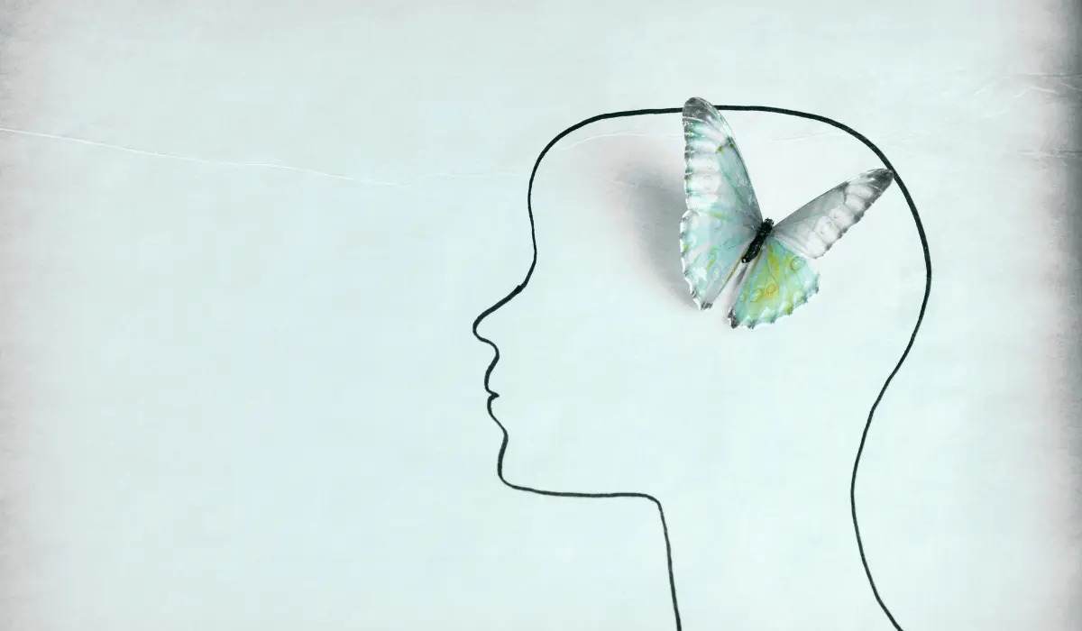 papillon sur une tête dessinée, illustrant la créativité de 38