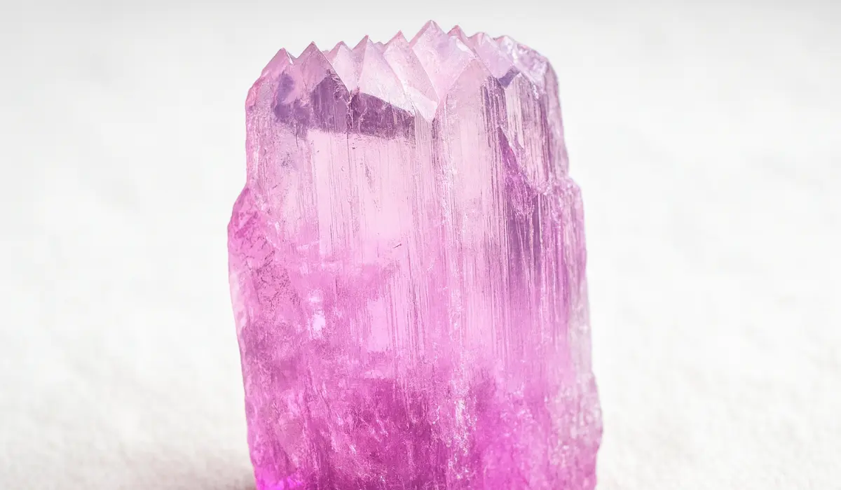 Une pierre brute de kunzite
