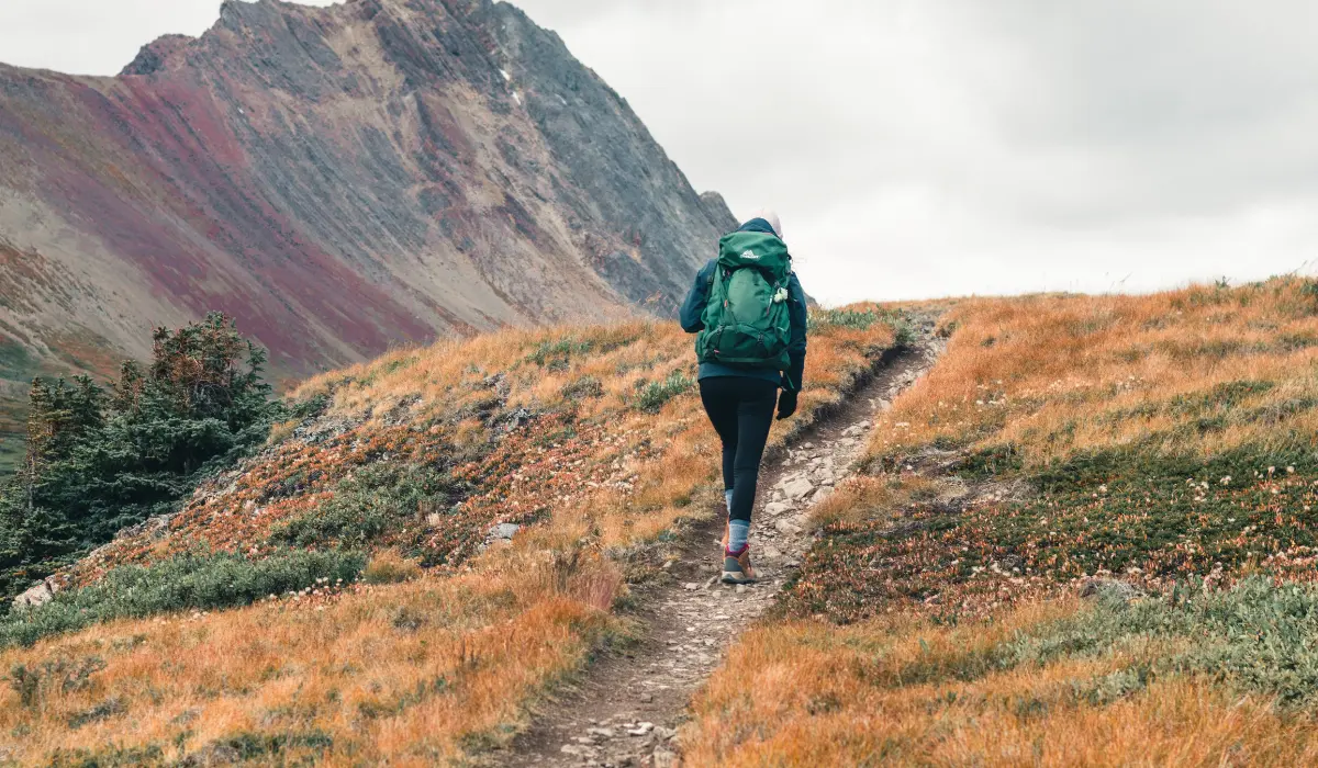 femme marchant en montagne