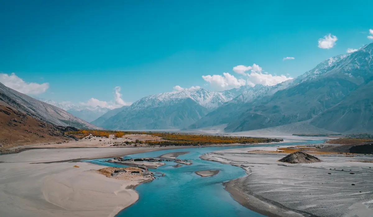 fleuve naissant au milieu des montagnes