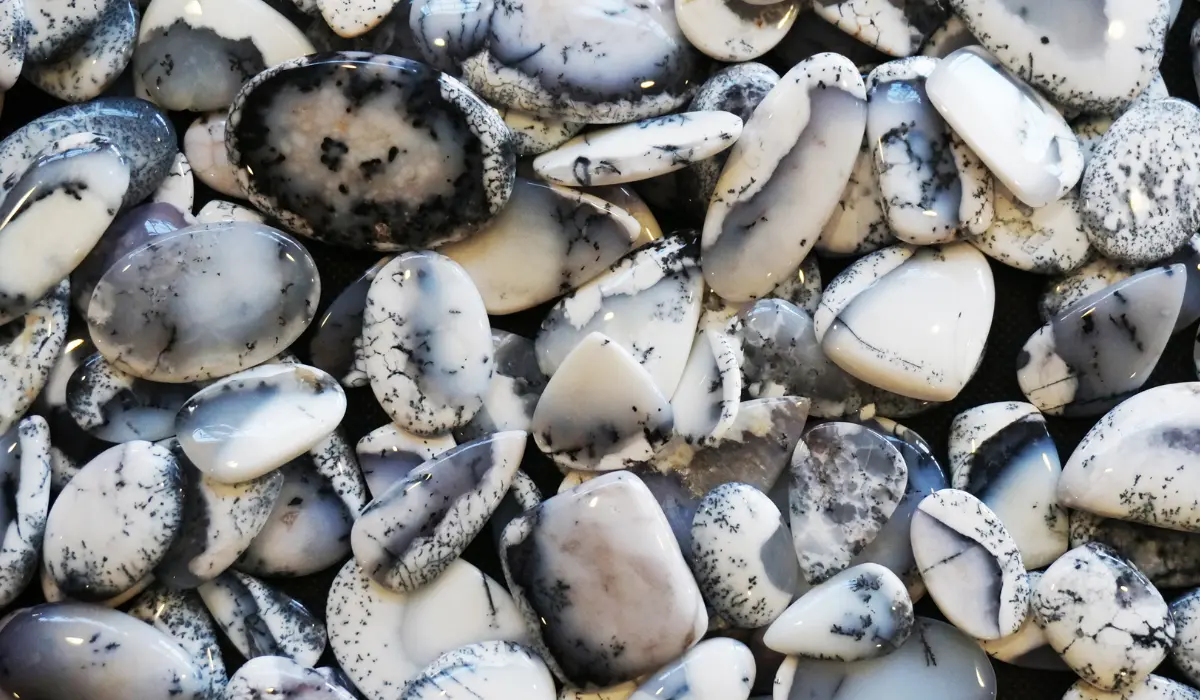 Merlinite polie