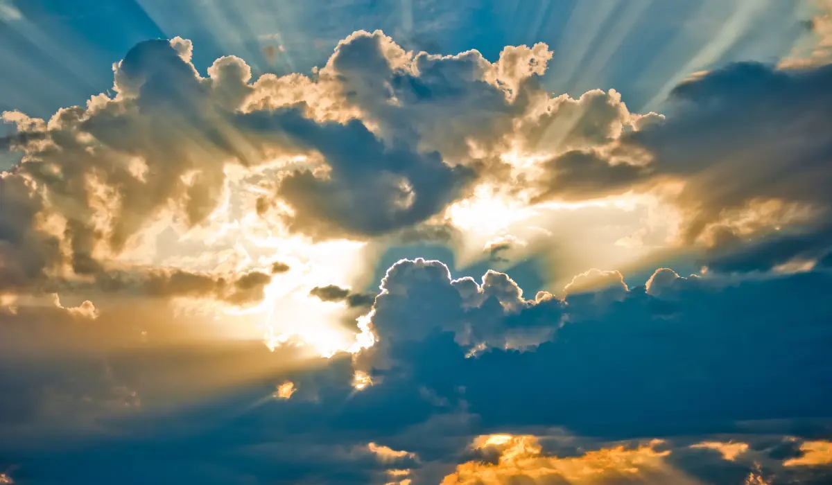 soleil derrière des nuages