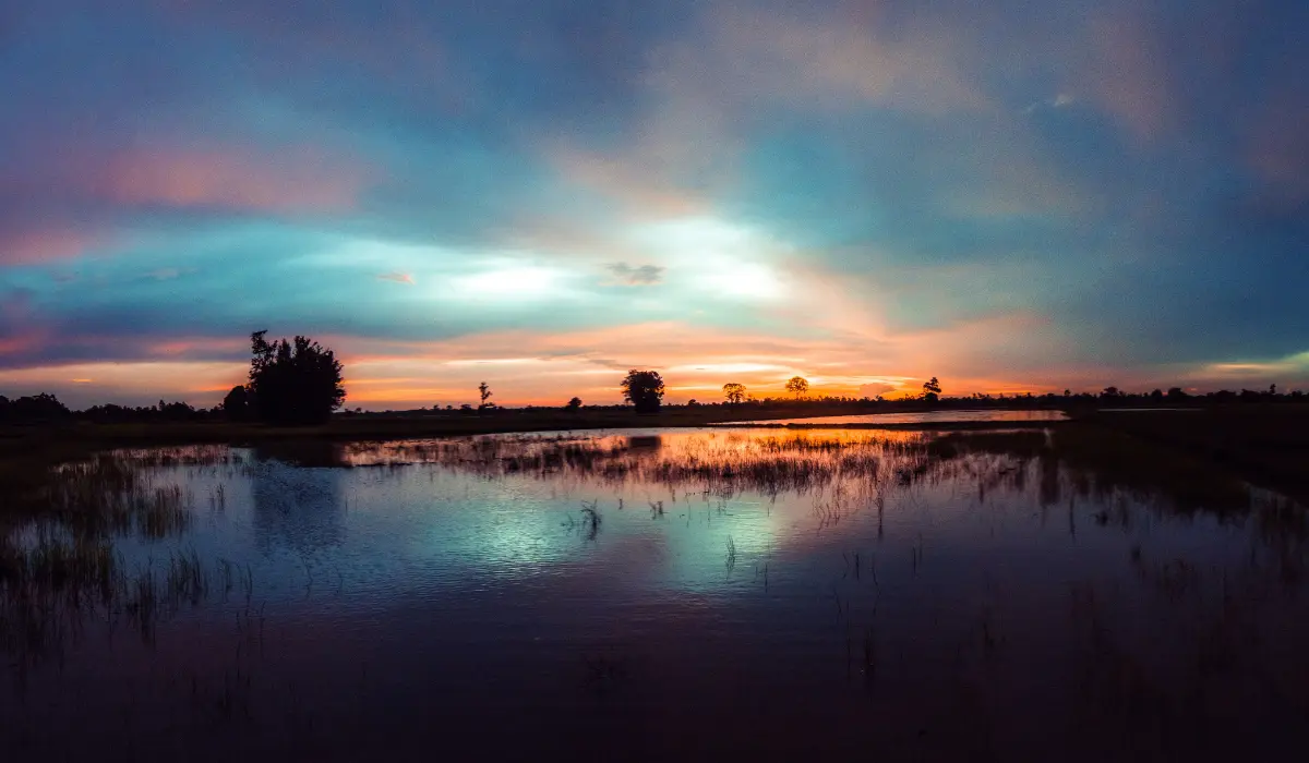 un lac au crepuscule