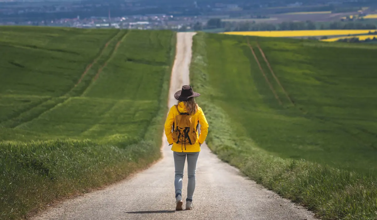 Jeune femme devant un long chemin