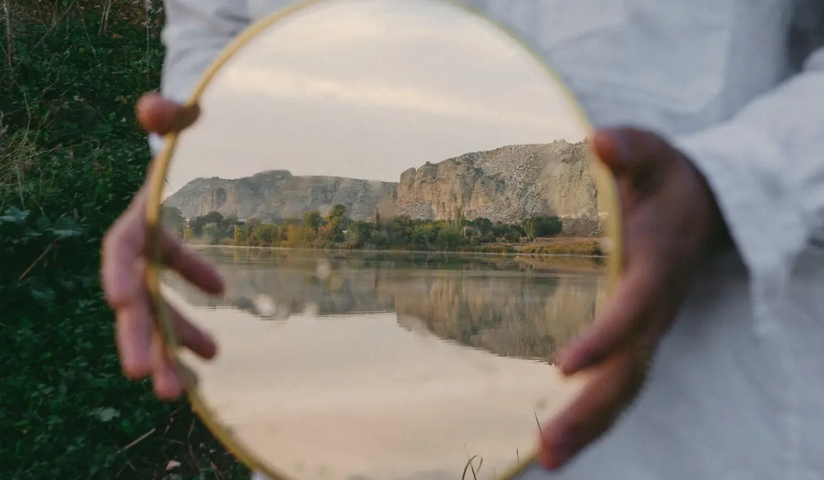 Femme tenant un miroir circulaire dans les mains
