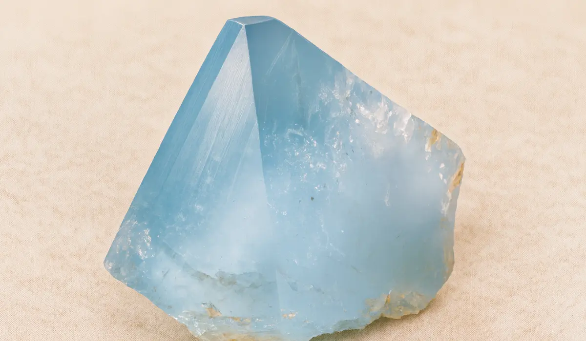 topaze bleue en forme de pyramide