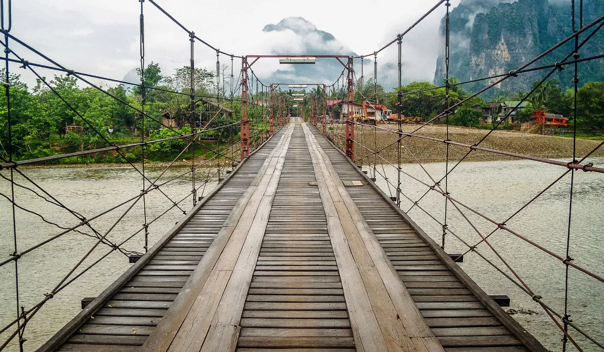un pont sur une rivière